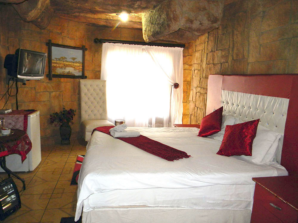 African Cave Lodge Hammanskraal Exterior photo